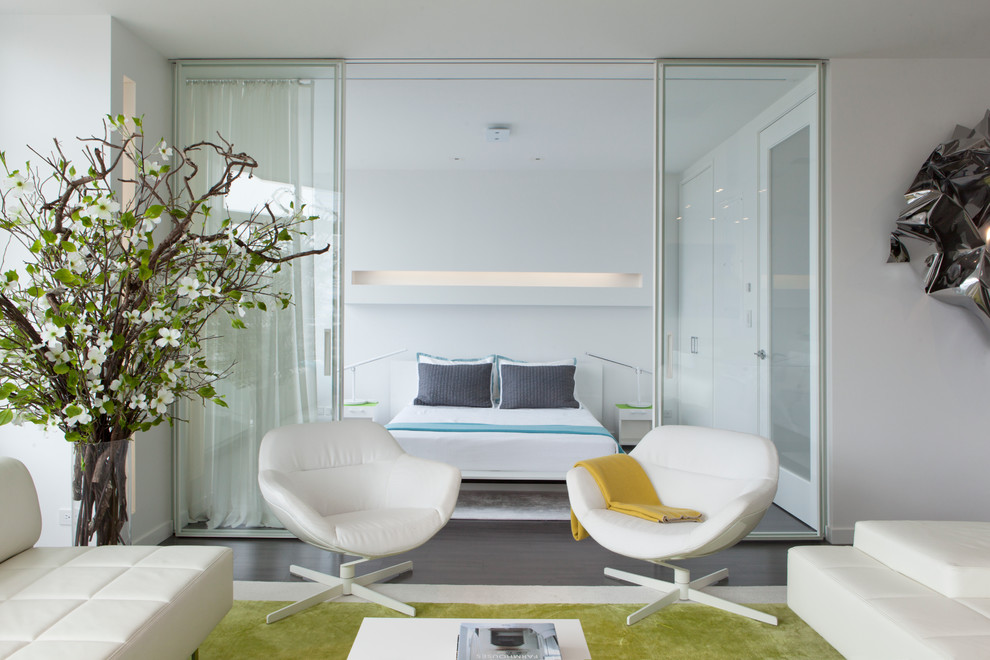 Источник вдохновения для домашнего уюта: гостиная комната в современном стиле с белыми стенами и темным паркетным полом