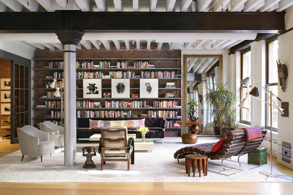 Fernseherlose, Große Moderne Bibliothek ohne Kamin mit hellem Holzboden in New York