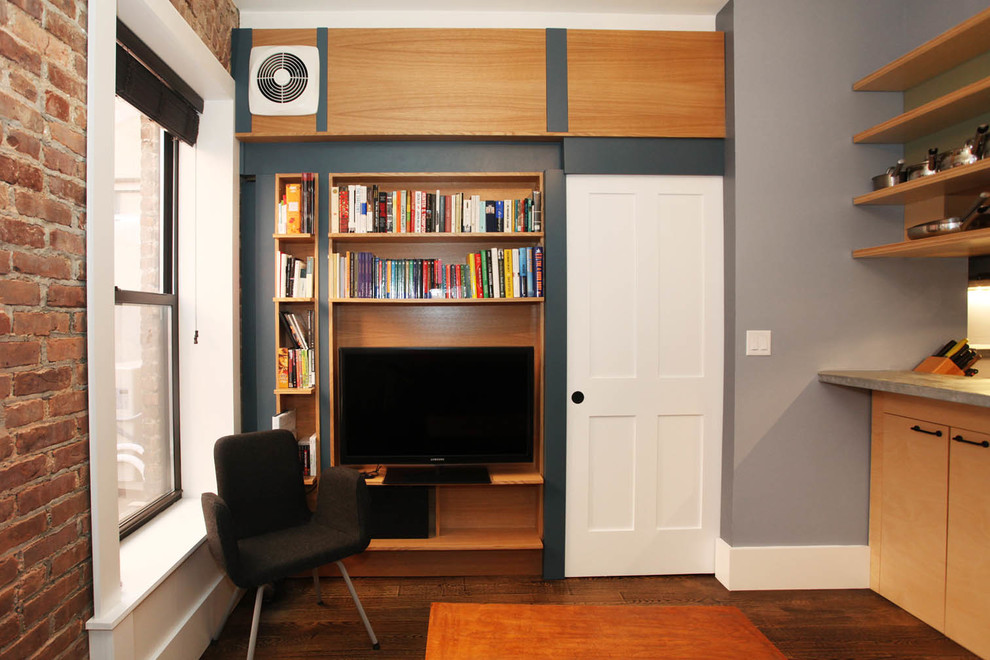 Kleines, Offenes Modernes Wohnzimmer ohne Kamin mit grauer Wandfarbe, dunklem Holzboden und Multimediawand in New York