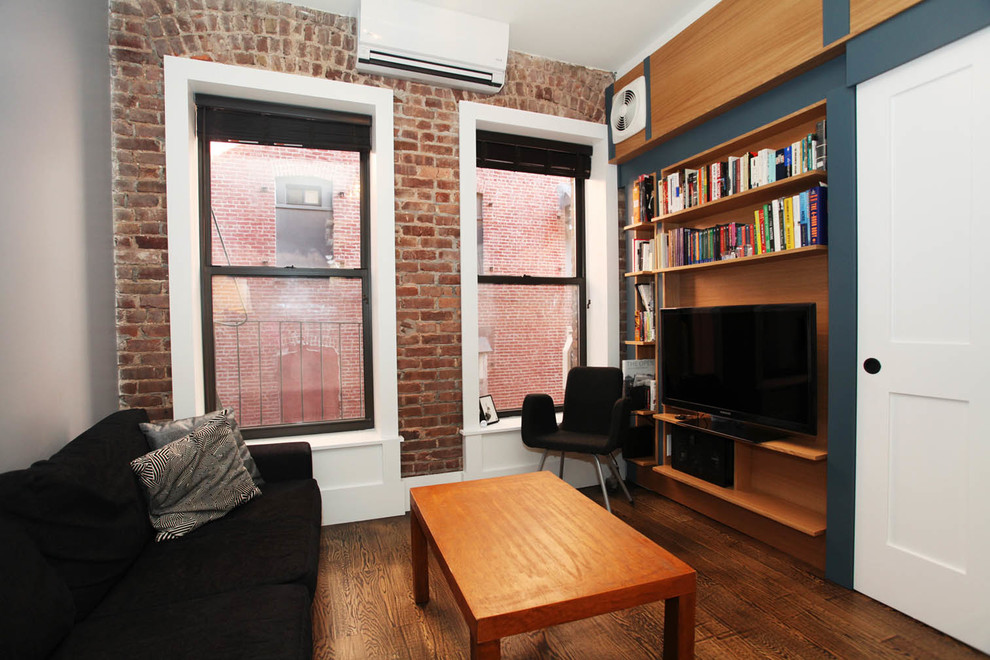 Cette image montre un petit salon minimaliste ouvert avec un mur gris, parquet foncé, aucune cheminée et un téléviseur encastré.