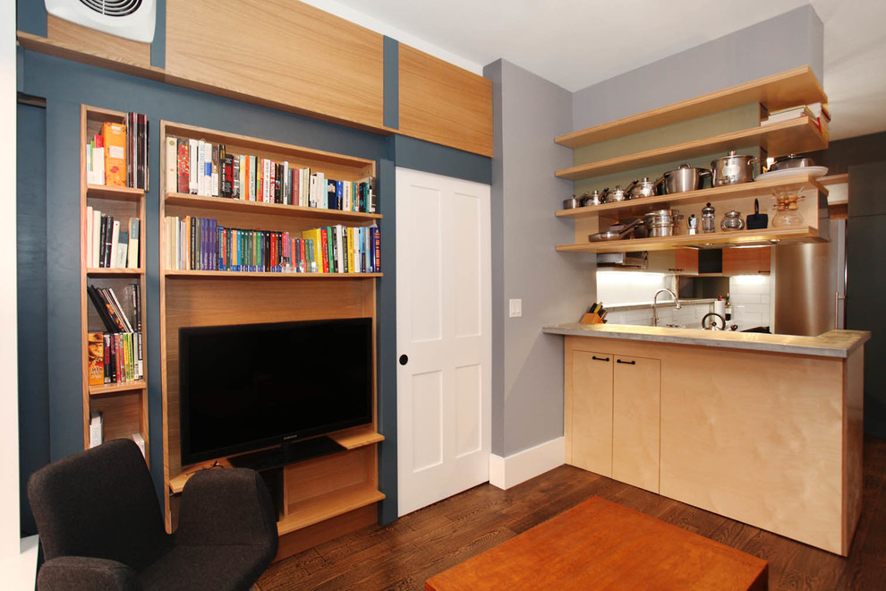 Inspiration pour un petit salon minimaliste ouvert avec un mur gris, parquet foncé, aucune cheminée et un téléviseur encastré.