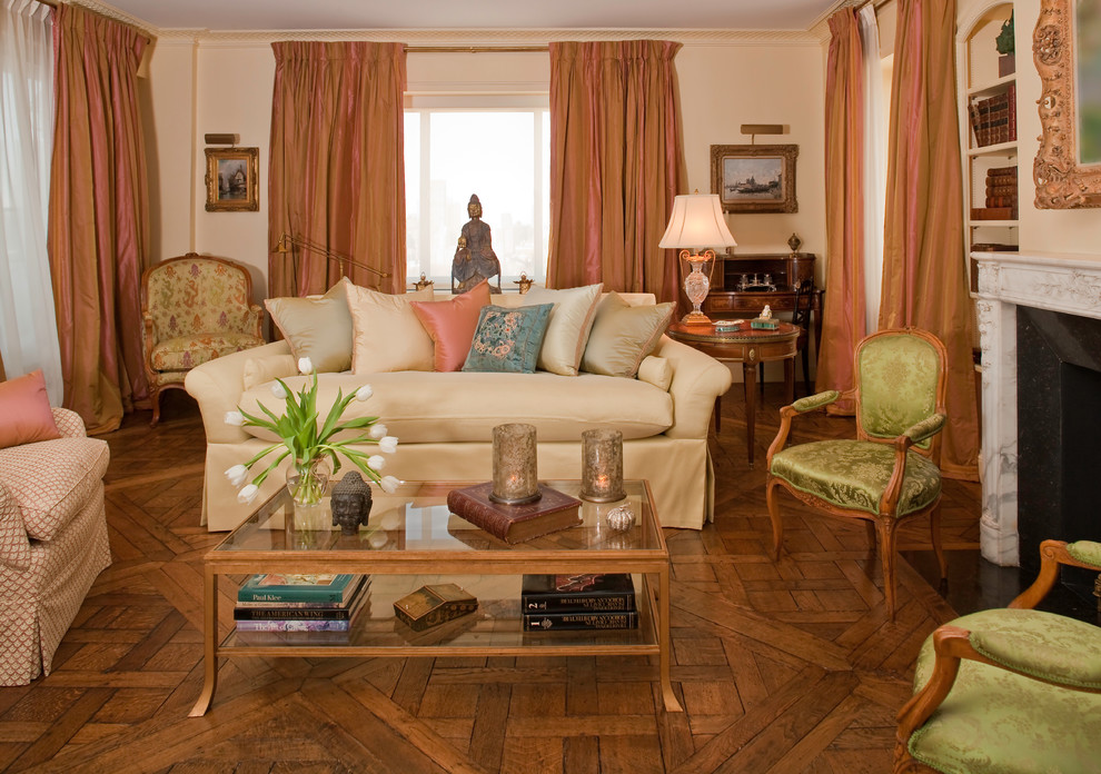 Klassisches Wohnzimmer mit beiger Wandfarbe in New York