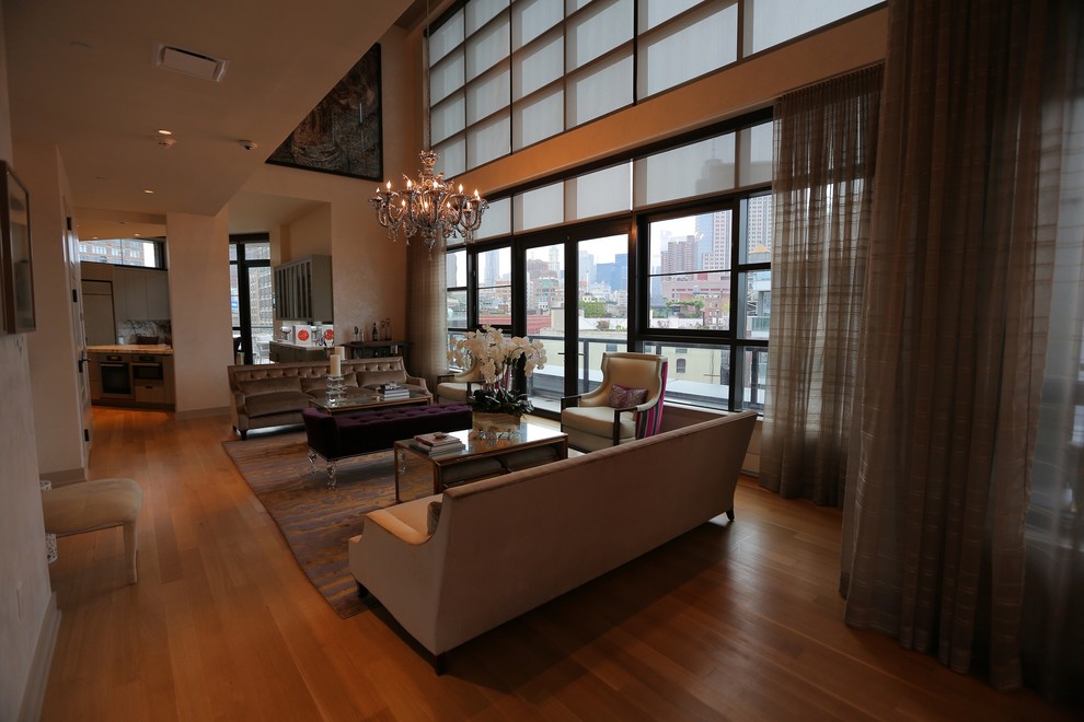 Exemple d'un grand salon moderne ouvert avec un téléviseur fixé au mur.