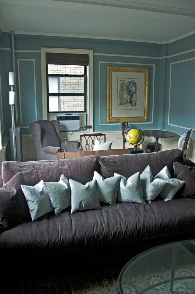 Klassisk inredning av ett mellanstort separat vardagsrum, med ett finrum, blå väggar, ljust trägolv och beiget golv
