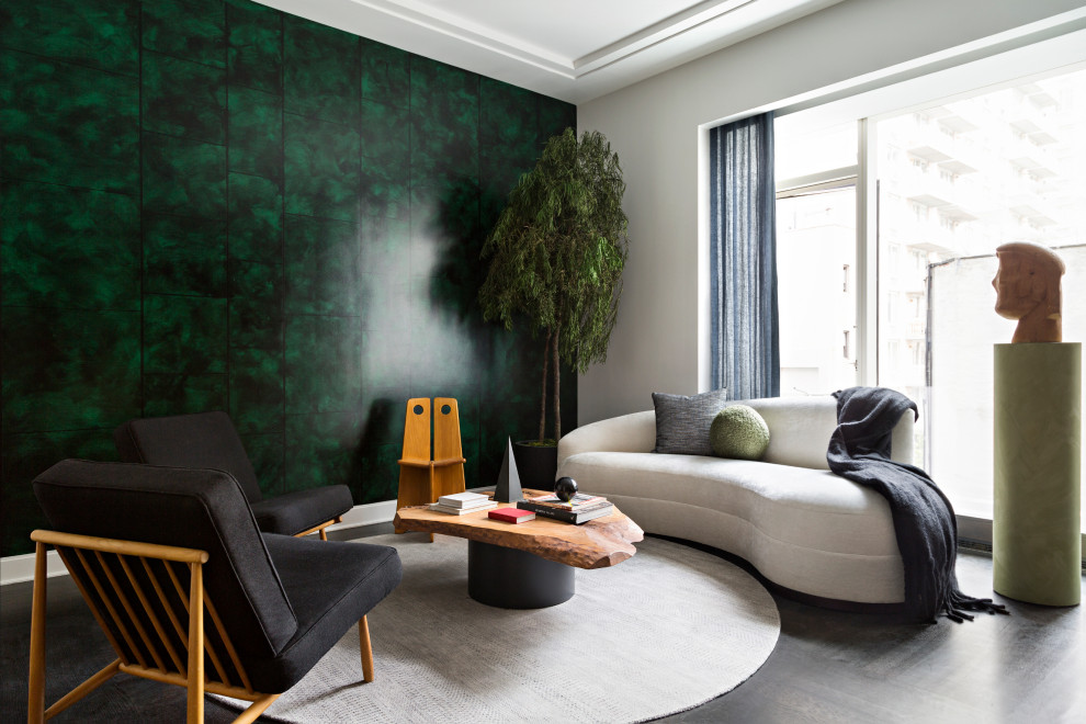 Пример оригинального дизайна: гостиная комната в современном стиле с обоями на стенах