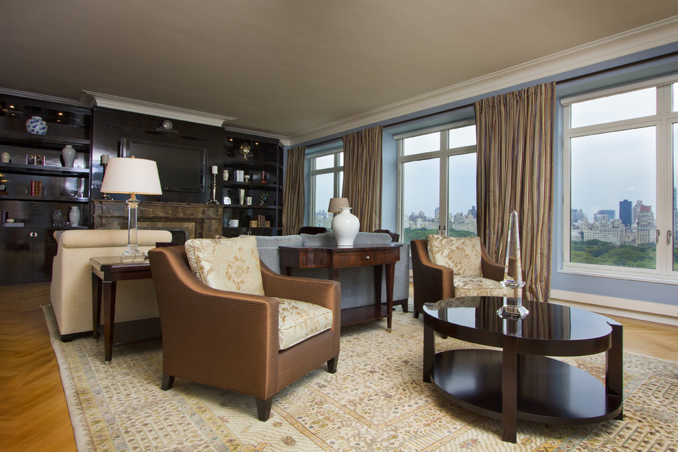 Свежая идея для дизайна: гостиная комната в классическом стиле с синими стенами, стандартным камином и красивыми шторами - отличное фото интерьера