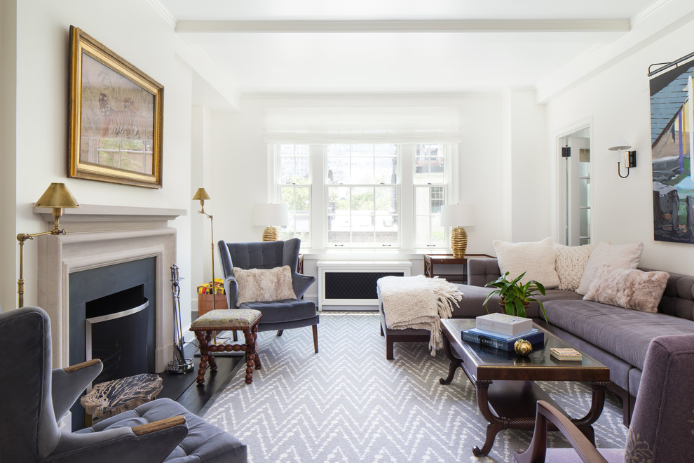 Repräsentatives, Abgetrenntes Klassisches Wohnzimmer mit weißer Wandfarbe, dunklem Holzboden und Kamin in New York
