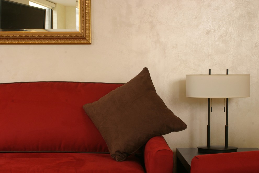 Источник вдохновения для домашнего уюта: открытая гостиная комната среднего размера в стиле неоклассика (современная классика) с бежевыми стенами, паркетным полом среднего тона и телевизором на стене