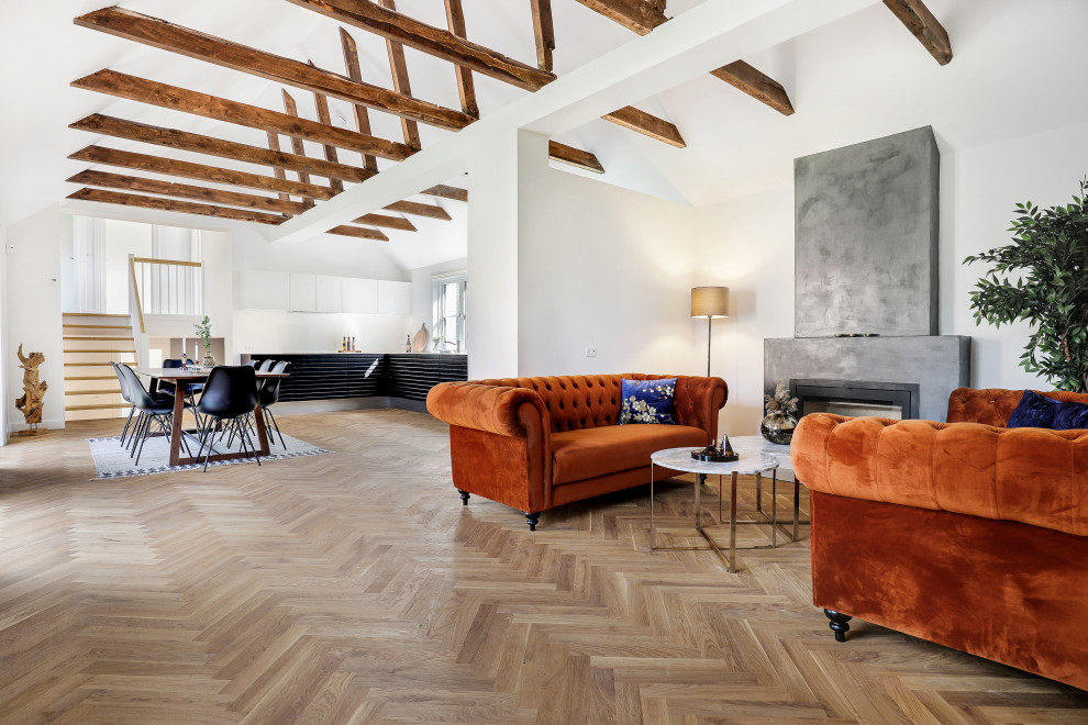 Ispirazione per un soggiorno nordico stile loft con pareti bianche, pavimento in legno massello medio e camino classico