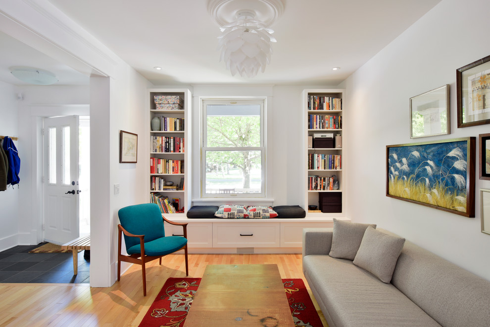 Imagen de salón para visitas abierto tradicional renovado de tamaño medio con paredes blancas y suelo de madera clara