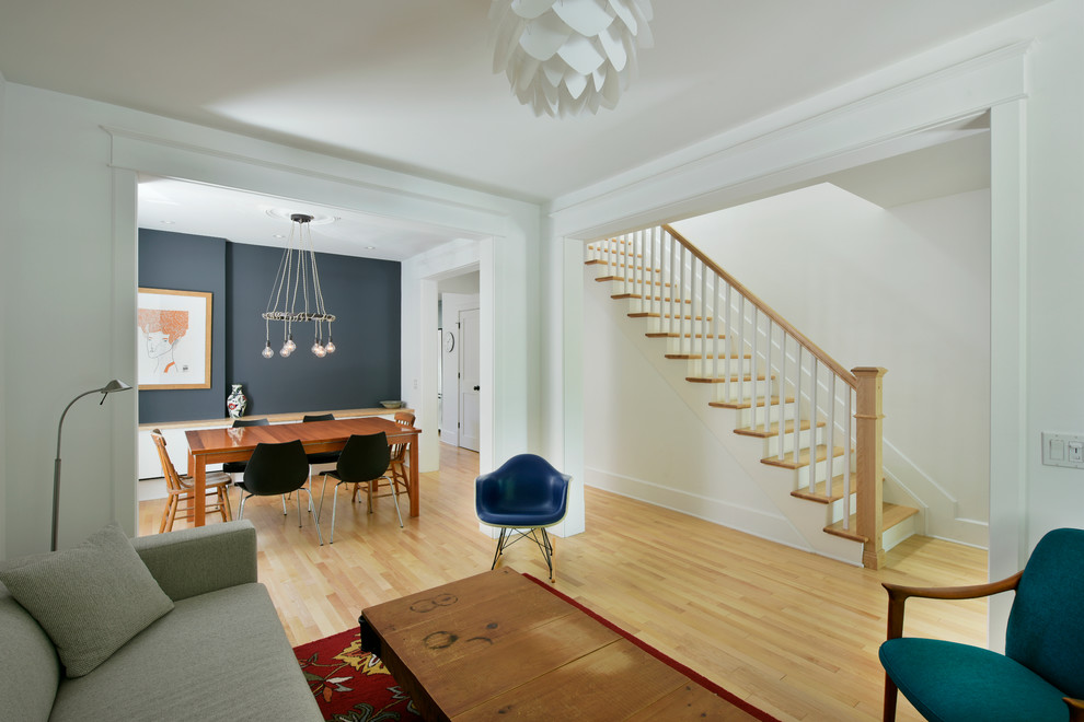 Foto di un soggiorno chic di medie dimensioni e aperto con sala formale, pareti bianche e parquet chiaro