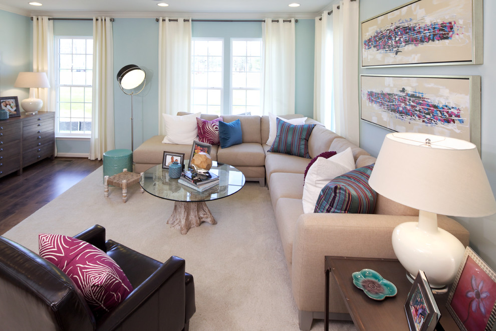 Идея дизайна: гостиная комната в современном стиле с синими стенами