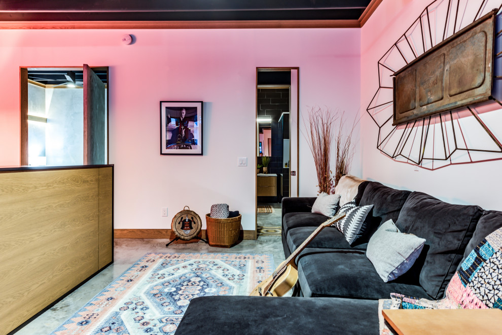 Immagine di un soggiorno bohémian di medie dimensioni e aperto con pareti bianche, pavimento in cemento, TV nascosta, pavimento grigio e travi a vista