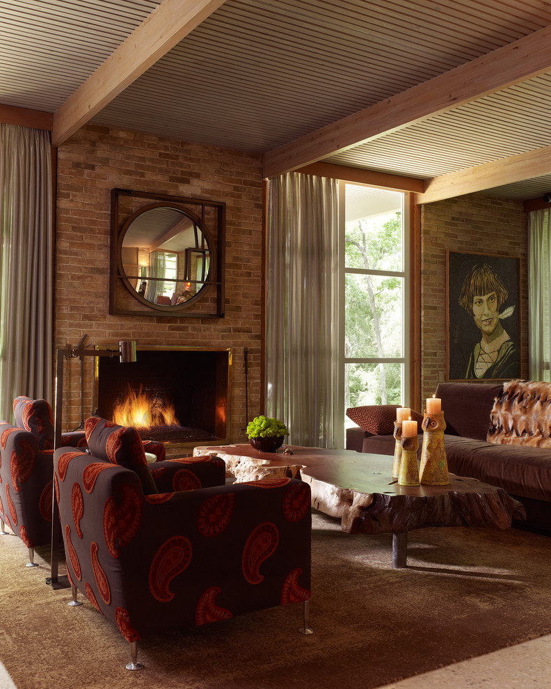 На фото: гостиная комната в стиле ретро с фасадом камина из кирпича и ковром на полу