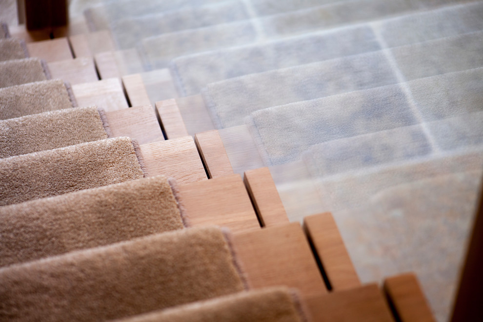 Exemple d'un escalier tendance en L de taille moyenne avec des marches en moquette et des contremarches en bois.