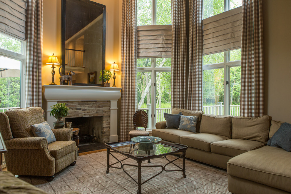 На фото: открытая гостиная комната среднего размера в стиле фьюжн с коричневыми стенами, паркетным полом среднего тона, стандартным камином и фасадом камина из дерева