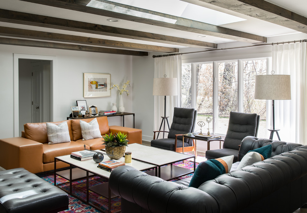 Esempio di un grande soggiorno minimal chiuso con pareti bianche e pavimento in legno massello medio