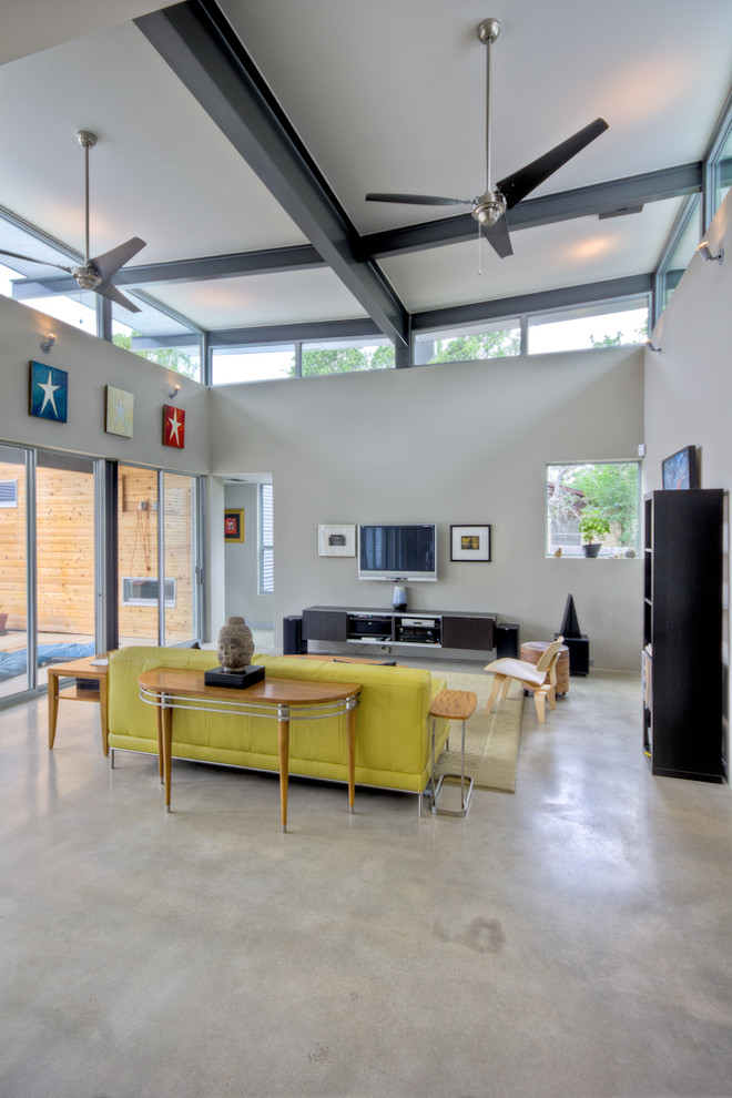 Modernes Wohnzimmer mit Betonboden in Austin