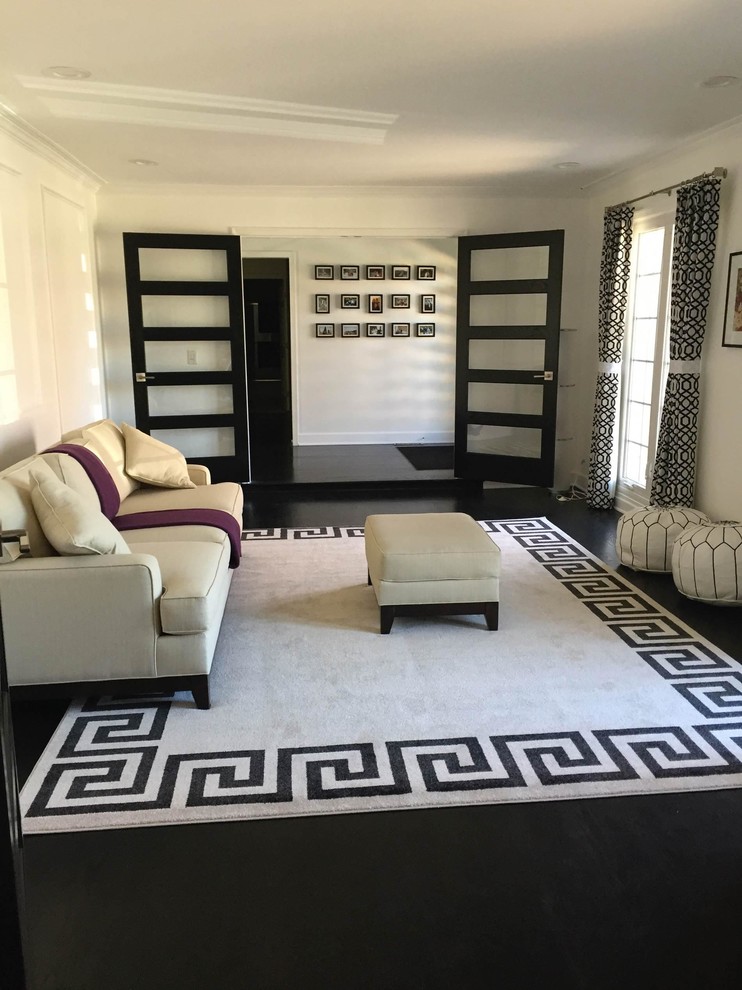 Foto di un soggiorno design di medie dimensioni e chiuso con sala formale, pareti bianche, parquet scuro e pavimento nero