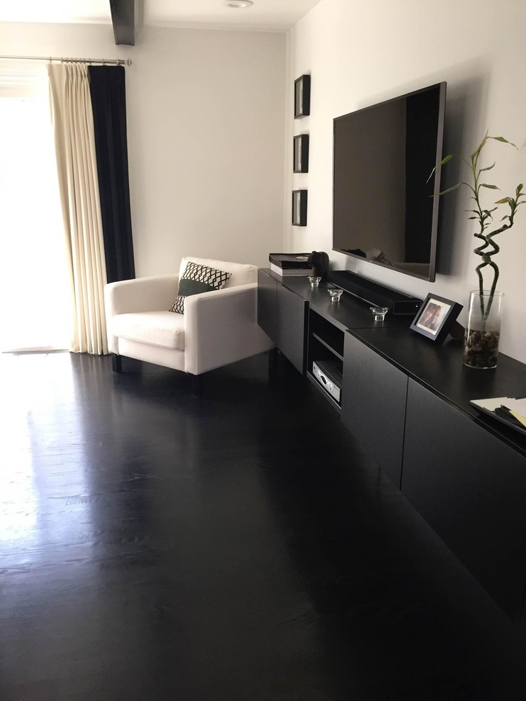Großes, Repräsentatives Modernes Wohnzimmer im Loft-Stil mit weißer Wandfarbe, dunklem Holzboden, TV-Wand und schwarzem Boden in Baltimore