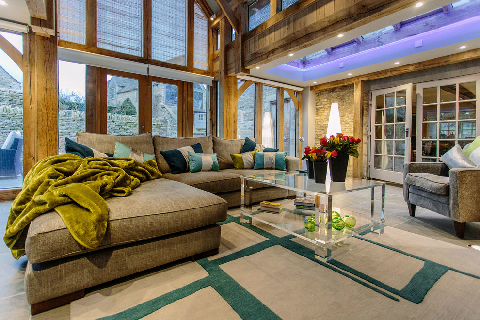 Esempio di un soggiorno contemporaneo con pavimento in gres porcellanato, pavimento grigio, soffitto in legno e pareti in legno