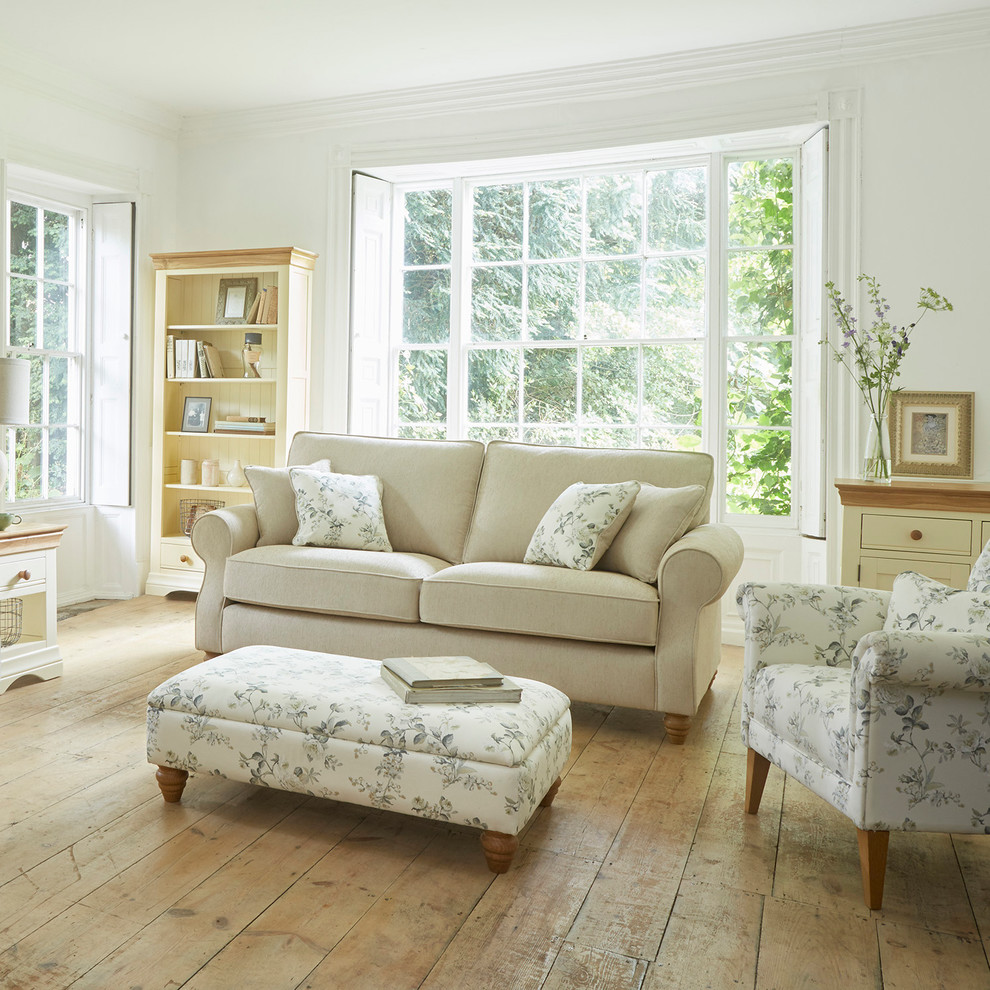 Diseño de salón abierto de estilo de casa de campo pequeño con paredes beige y suelo de madera en tonos medios