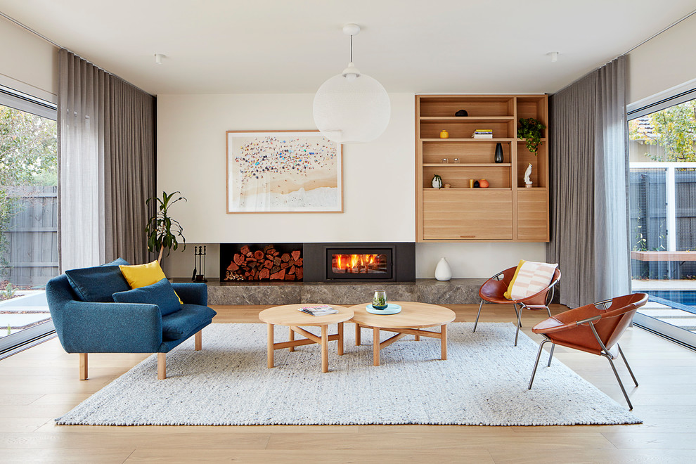 Idées déco pour un très grand salon contemporain avec un mur blanc, parquet clair et un sol beige.