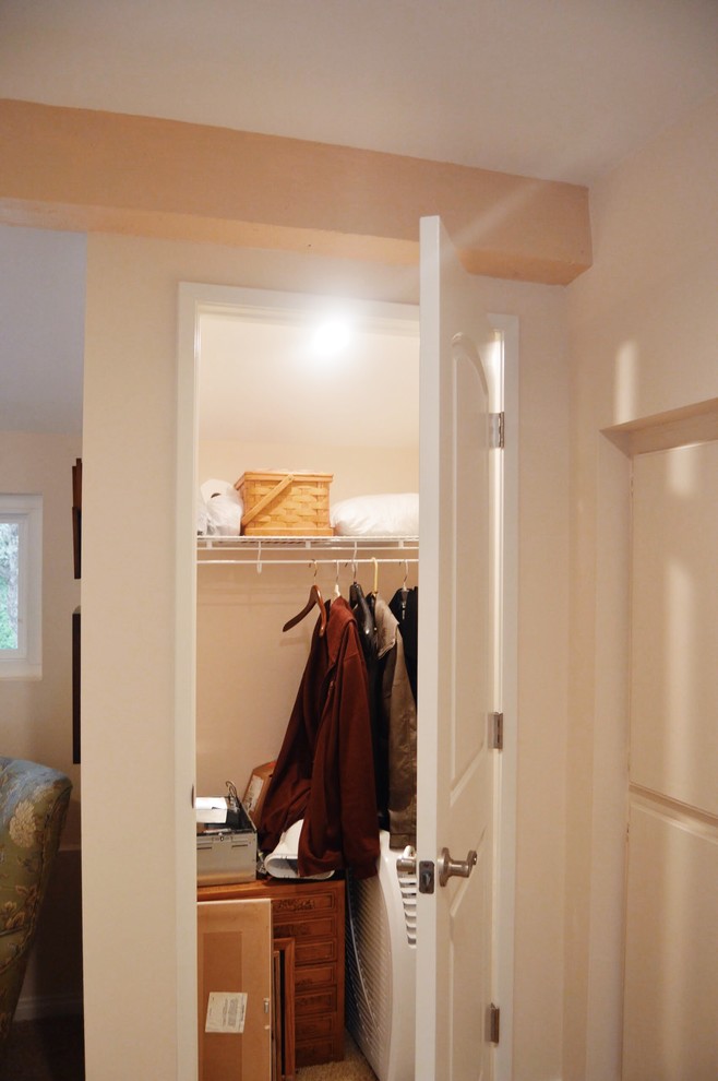 Foto de salón para visitas tipo loft moderno de tamaño medio con paredes blancas, suelo de madera clara, todas las chimeneas, marco de chimenea de madera y televisor colgado en la pared