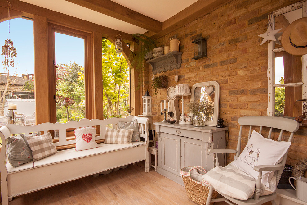 Mittelgroßes, Abgetrenntes Country Wohnzimmer ohne Kamin mit hellem Holzboden und braunem Boden in Sussex
