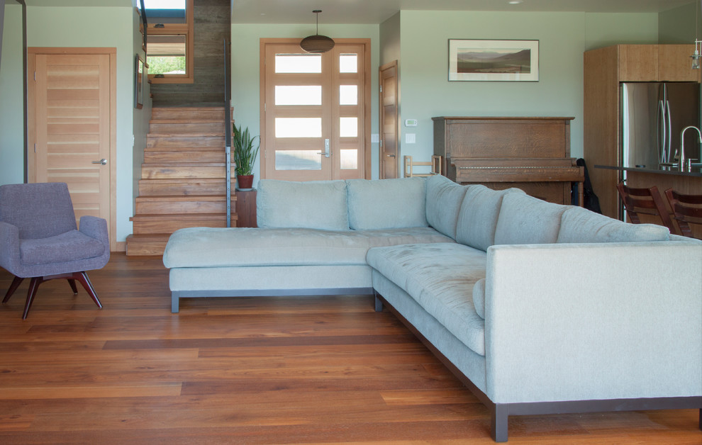 Ispirazione per un soggiorno contemporaneo di medie dimensioni e aperto con pareti verdi e pavimento in legno massello medio