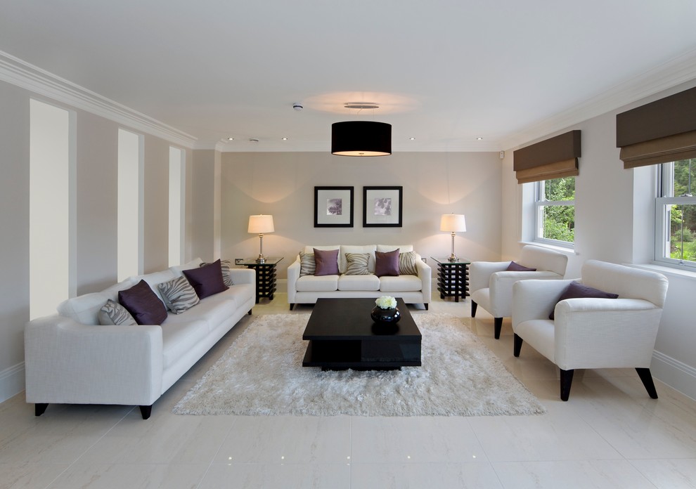 Mittelgroßes, Abgetrenntes, Repräsentatives Modernes Wohnzimmer mit Porzellan-Bodenfliesen und beiger Wandfarbe in Sonstige