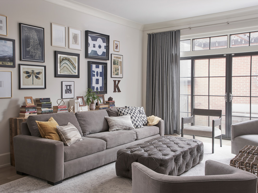 Immagine di un soggiorno chic con sala formale, pareti beige, parquet chiaro e pavimento beige