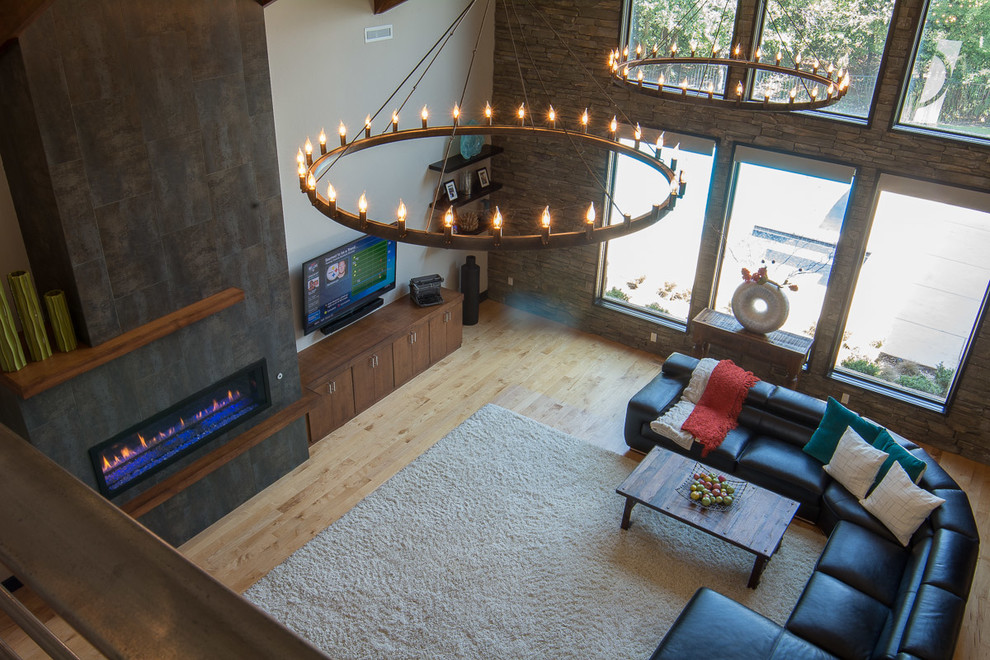 Foto de salón para visitas abierto de estilo americano grande sin chimenea y televisor con paredes beige, suelo de madera clara y suelo beige
