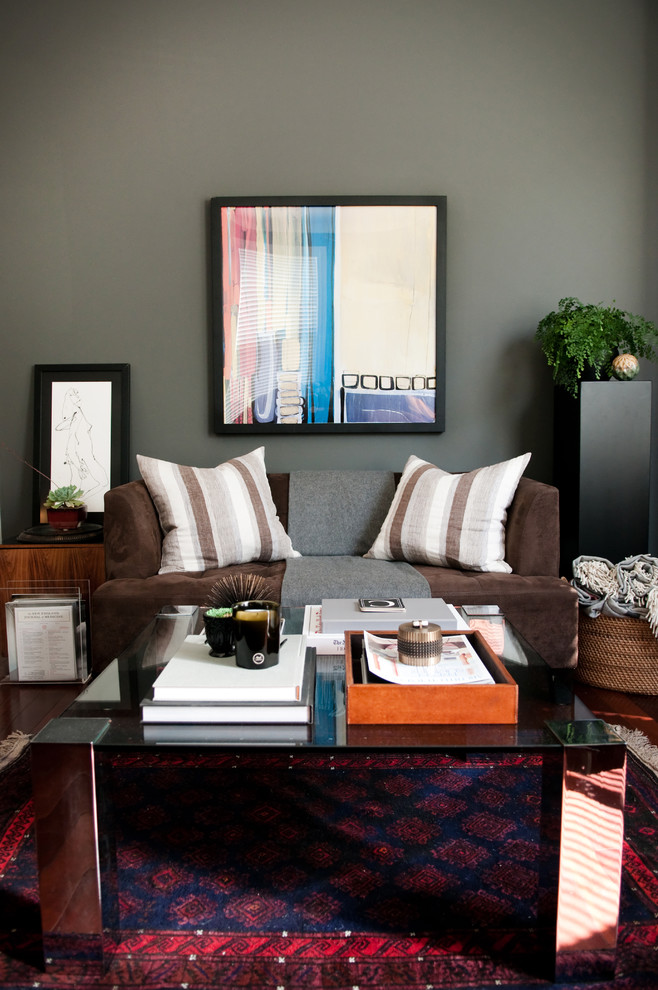Kleines, Fernseherloses, Offenes Modernes Wohnzimmer ohne Kamin mit grauer Wandfarbe und dunklem Holzboden in San Francisco