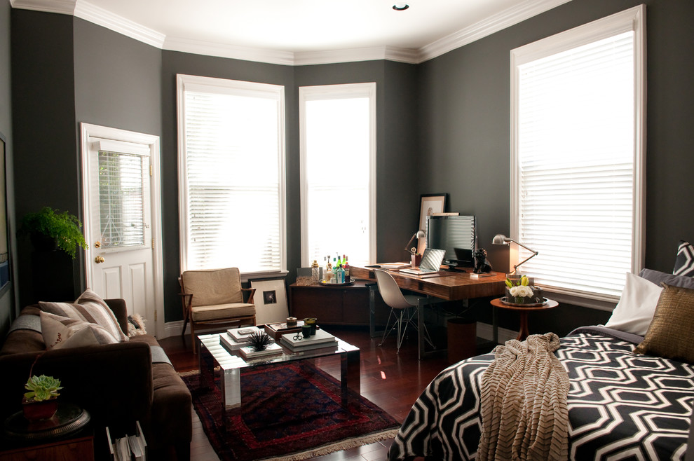 Inspiration för ett litet funkis vardagsrum, med grå väggar och mörkt trägolv