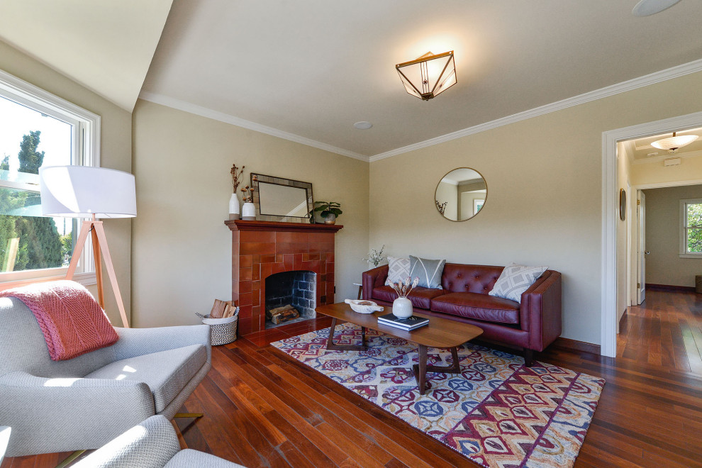 Immagine di un soggiorno american style con pareti beige, pavimento in legno massello medio e pavimento marrone