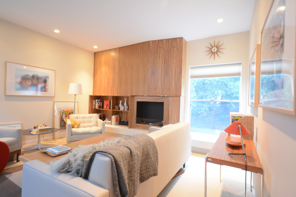 Источник вдохновения для домашнего уюта: изолированная гостиная комната среднего размера в стиле ретро с бежевыми стенами, стандартным камином, фасадом камина из дерева и белым полом