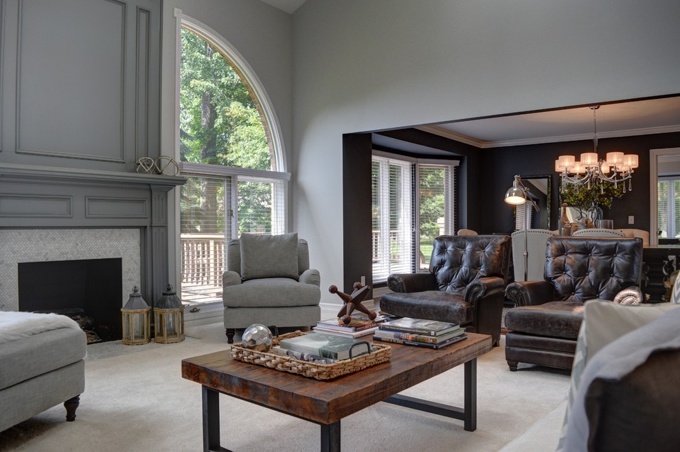 Cette photo montre un grand salon tendance avec un mur gris, moquette, une cheminée standard et un manteau de cheminée en pierre.