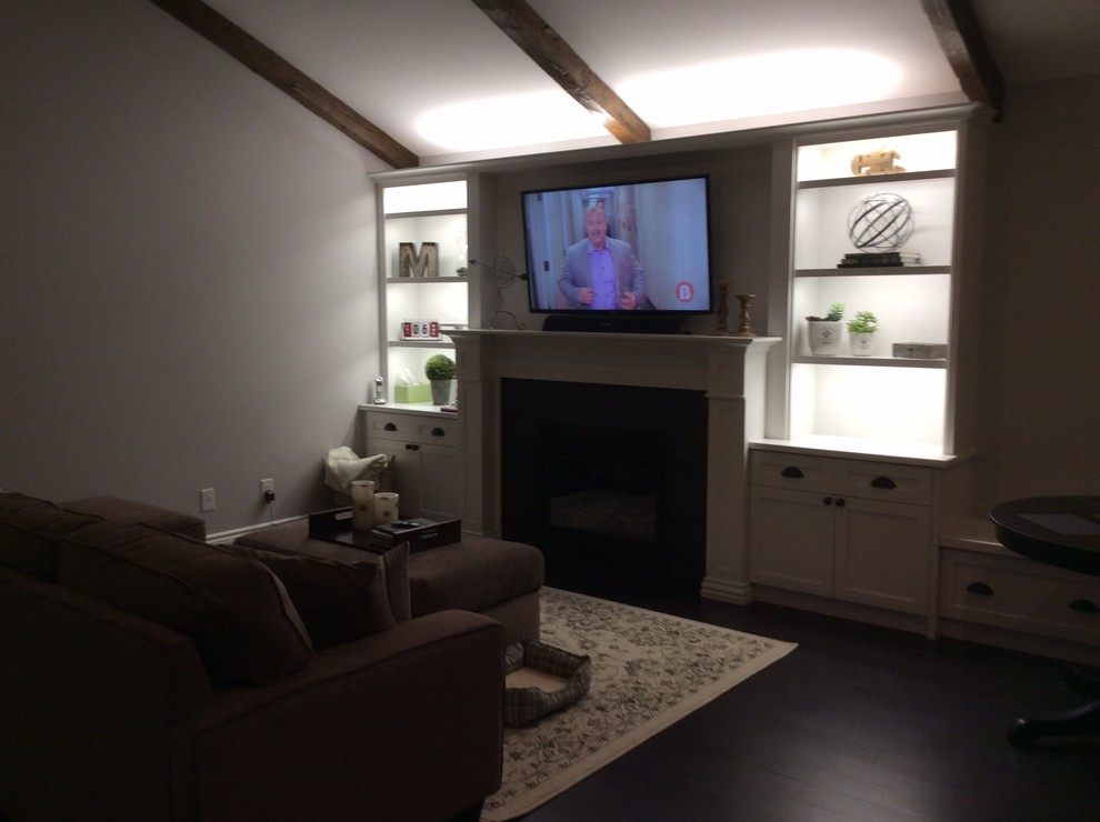 Стильный дизайн: большая открытая гостиная комната в стиле неоклассика (современная классика) с фиолетовыми стенами, темным паркетным полом, стандартным камином, фасадом камина из дерева и телевизором на стене - последний тренд