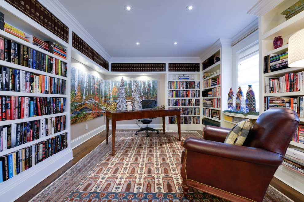 Inspiration för mellanstora klassiska separata vardagsrum, med ett bibliotek, grå väggar, mellanmörkt trägolv, en standard öppen spis, en spiselkrans i sten och brunt golv