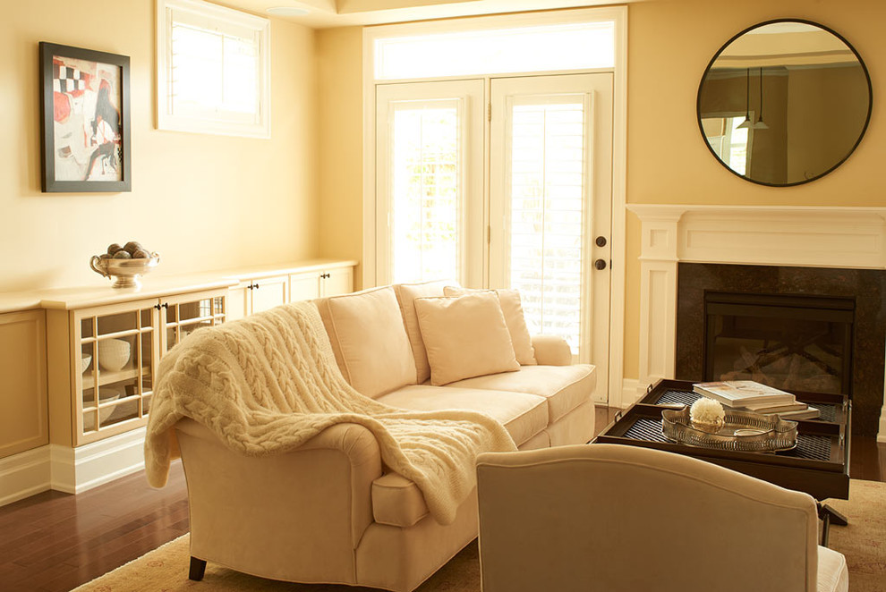 Großes, Repräsentatives, Fernseherloses, Offenes Klassisches Wohnzimmer mit beiger Wandfarbe, dunklem Holzboden, Kamin und Kaminumrandung aus Holz in Toronto