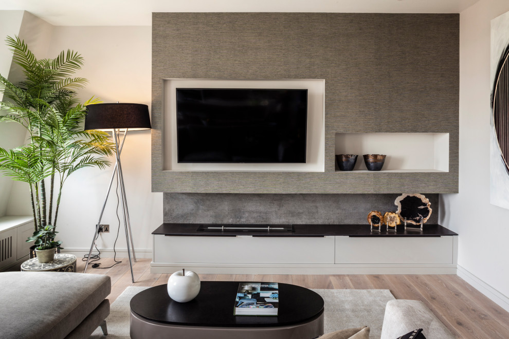 Foto de salón abierto minimalista de tamaño medio con suelo de madera en tonos medios, chimenea de doble cara, marco de chimenea de hormigón, televisor colgado en la pared y suelo gris