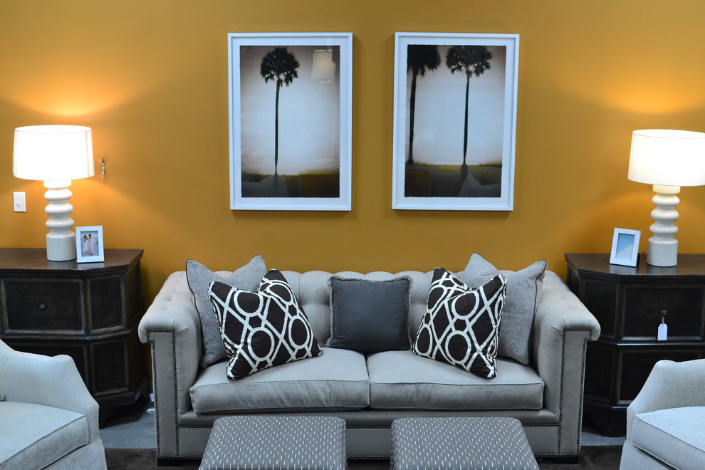 Großes, Offenes Eklektisches Wohnzimmer mit Betonboden und gelber Wandfarbe in Jacksonville