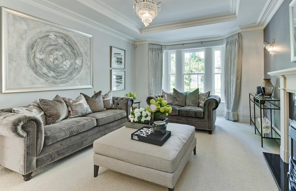 Großes, Fernseherloses Klassisches Wohnzimmer mit grauer Wandfarbe, Teppichboden und grauem Boden in Surrey
