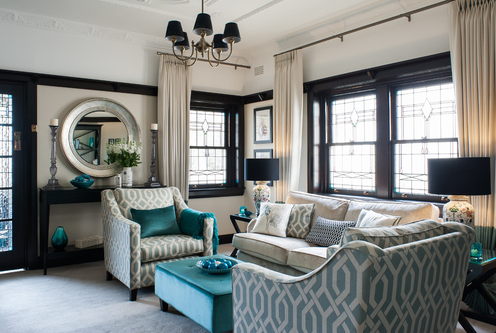 Свежая идея для дизайна: парадная, изолированная гостиная комната в классическом стиле с бежевыми стенами и ковровым покрытием - отличное фото интерьера