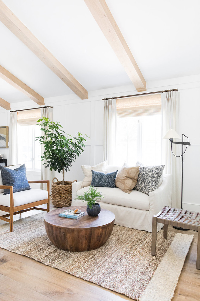 Источник вдохновения для домашнего уюта: маленькая открытая гостиная комната в морском стиле с белыми стенами и светлым паркетным полом для на участке и в саду