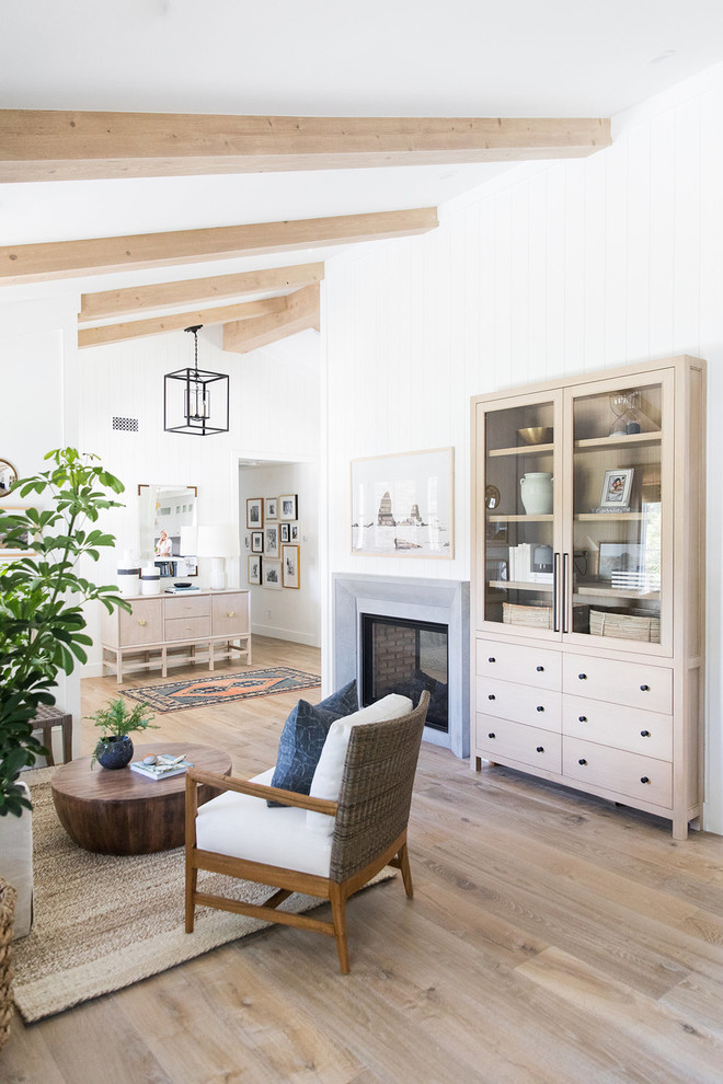 Kleines, Offenes Maritimes Wohnzimmer mit weißer Wandfarbe und hellem Holzboden in Salt Lake City