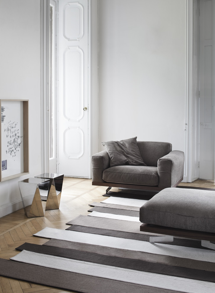 Imagen de salón ecléctico con paredes blancas y suelo de madera en tonos medios