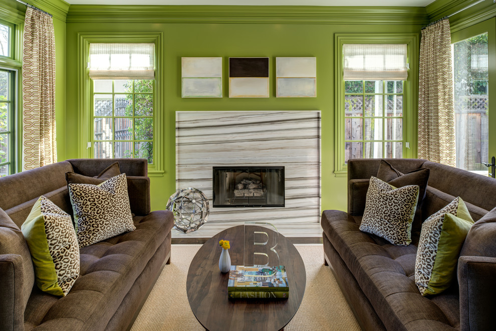 Repräsentatives, Kleines, Fernseherloses Klassisches Wohnzimmer mit grüner Wandfarbe, dunklem Holzboden und Kaminumrandung aus Stein in San Francisco