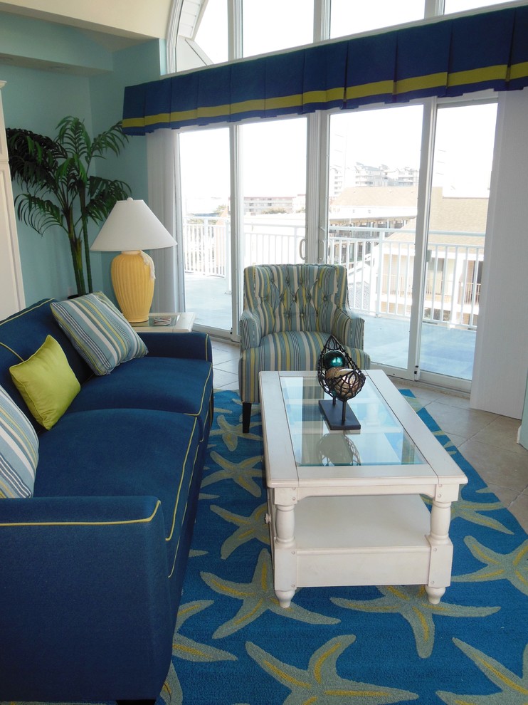 Exemple d'un grand salon bord de mer ouvert avec un mur bleu et un sol en carrelage de céramique.